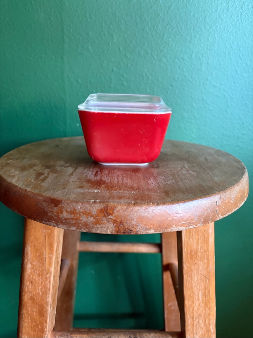 Vintage Pyrex 501-B Small Fridgie Dish in Red, lid flawed